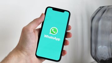 Cada telefone vinculadovai se conectar ao WhatsApp de forma independente Atualização do WhatsApp permite uso da mesma conta em vários celulares Pessoa segurando smartphone com ícone do WhatsApp - Pexels