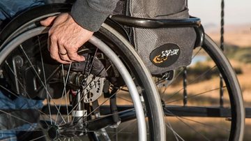 Cadeiras de rodas são uma das necessidades de doações para o Litoral Norte de SP Santos arrecada itens para pessoas com deficiência vítimas das chuvas no Litoral Norte de SP Pessoa em cadeira de rodas - Divulgação/Prefeitura de Santos