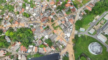Área atingida por deslizamentos de terra em São Sebastião, vista de helicóptero A prioridade foi dada às pessoas com deficiência e acamadas. Mais de quatro mil leitos foram disponibilizados - Governo de SP