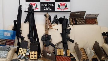 Segundo o investigado todas as armas estavam devidamente registradas Apreenção de armas em Santos - Divulgação Polícia Civil