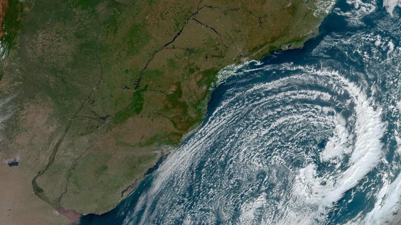 Segundo a MetSul, este ciclone traz consequências para a umidade do ar. O ar deve ficar mais seco e a nebulosidade bastante reduzida Ciclone traz ar seco e noites frias para SP Imagem de satélite mostra ciclone na costa da região sul do Brasil, próximo a S - NOAA/MetSul