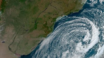 Segundo a MetSul, este ciclone traz consequências para a umidade do ar. O ar deve ficar mais seco e a nebulosidade bastante reduzida Ciclone traz ar seco e noites frias para SP Imagem de satélite mostra ciclone na costa da região sul do Brasil, próximo a S - NOAA/MetSul
