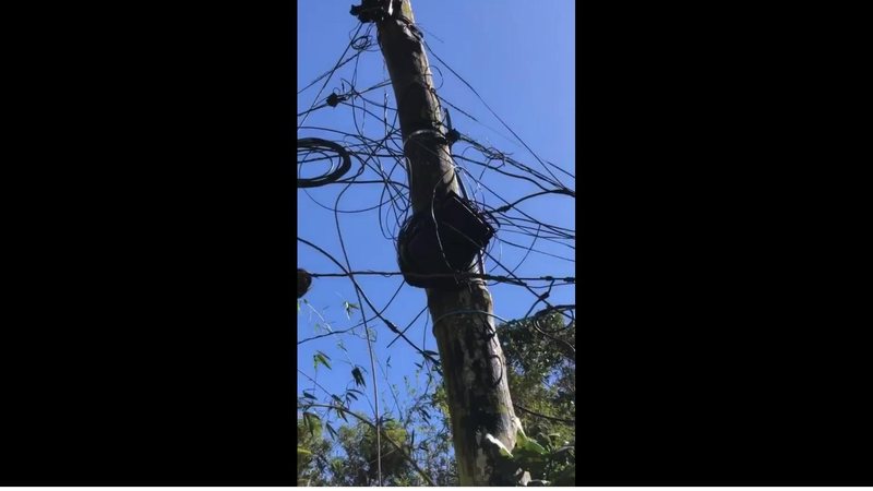 Registro de morador mostra poste prejudicado pelo ciclone Ciclone derruba fios de poste em Guarujá Poste caindo - Imagem: Reprodução