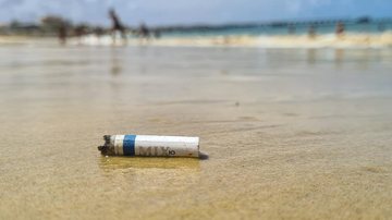 Atualmente, o Brasil abarca 26 praias com o selo azul - 16 em Santa Catarina Deputada Rosana Valle apresenta projeto de lei que proíbe fumar em praias Bituca de cigarro - Foto: FCO Fontenele