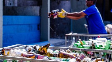 Coleta de resíduos recicláveis na Riviera de São Lourenço Programa de coleta de resíduos recicláveis da Riviera de São Lourenço completa 30 anos este ano Homem trabalhando na Coleta de resíduos recicláveis - Divulgação/Sobloco