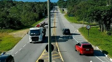 Km 223 da rodovia Rio-Santos, região de Bertioga Rio-Santos agora: tráfego é intenso entre Bertioga e São Sebastião - Reprodução/DER