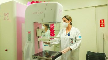 Mensalmente são realizados cerca de 140 atendimentos de mamografia em Bertioga Fila de espera para agendamentos de mamografia é zerada em Bertioga Enfermeira junto a aparelho de mamografia - Divulgação/Prefeitura de Bertioga