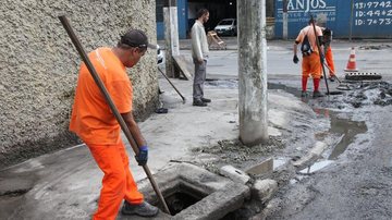 Equipe trabalha para a limpeza da rede de drenagem - Marcelo Martins/PMS