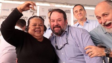 Famílias recebem as chaves do conjunto habitacional Santos O - Isabela Carrari