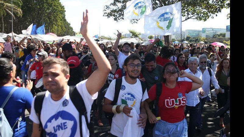 Estudantes e representantes de entidades estudantis e de sindicatos de trabalhadores participam de manifestação contra o contingenciamento de verbas públicas para universidades federais. - José Cruz/Agência Brasil