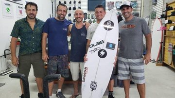 Deivid Silva, o shaper Marcos Pereira e os sócios da OLAS Surfboards - Eleni Nogueira