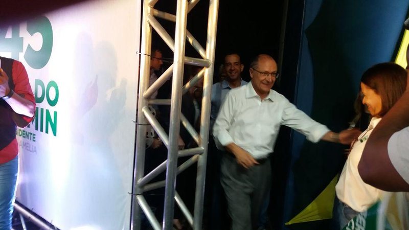 Geraldo Alckmin adentra o palco, escoltado por Paulo Alexandre Barbosa, prefeito de Santos - Estela Craveiro