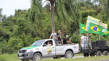 Saída da carreata de apoio a Bolsonaro em Bertioga - Estela Craveiro/JCN