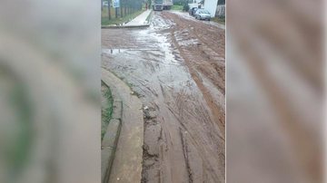 Rua São Gonçalo, que dá acesso ao Vila do Bem, repleta de lama - Enviado via WhatsApp