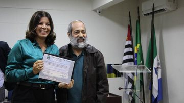 Na Câmara de Bertioga, recentemente Luci Cardia recebeu moção de parabenização do vereador Dr. Arnaldo, do PV, que também é candidato  a deputado federal - Estela Craveiro/JCN