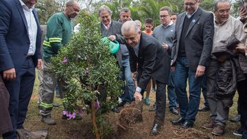 Márcio França planta muda de árvore no Parque Villa-Lobos - Diogo Moreira/Governo do Estado