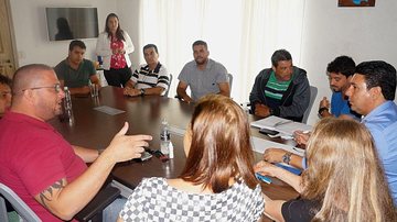 Prefeito de Ilhabela reunido com vereadores e secretários municipais para tratar sobre moradias populares - Divulgação / PMI