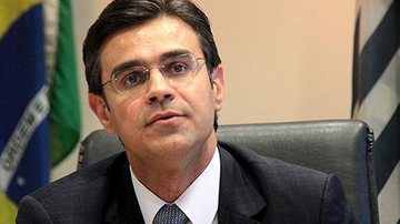 Rodrigo Garcia foi o mais votado Rodrigo Garcia Rodrigo Garcia de tern, gravata e bandeiras ao fundo - Divulgação
