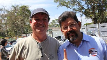 Ney Lyra e Eduardo Pereira, sempre aproveitando as fotos para seu slogan gestual, com o dedo indicativo apontando para Deus - Estela Craveiro/JCN