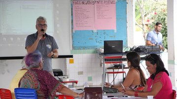 Secretário Luiz Alcino de Carvalho em reunião de Leitura Comunitária realizada no Indaiá, em abril - Estela Craveiro/JCN