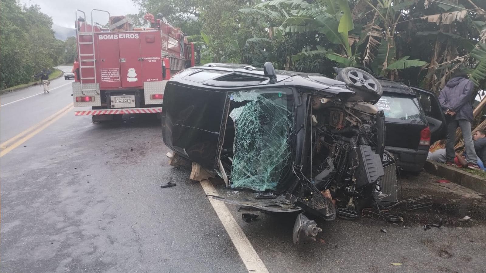 Dois carros destruídos após grave acidente na Rio Santos, em Ubatuba