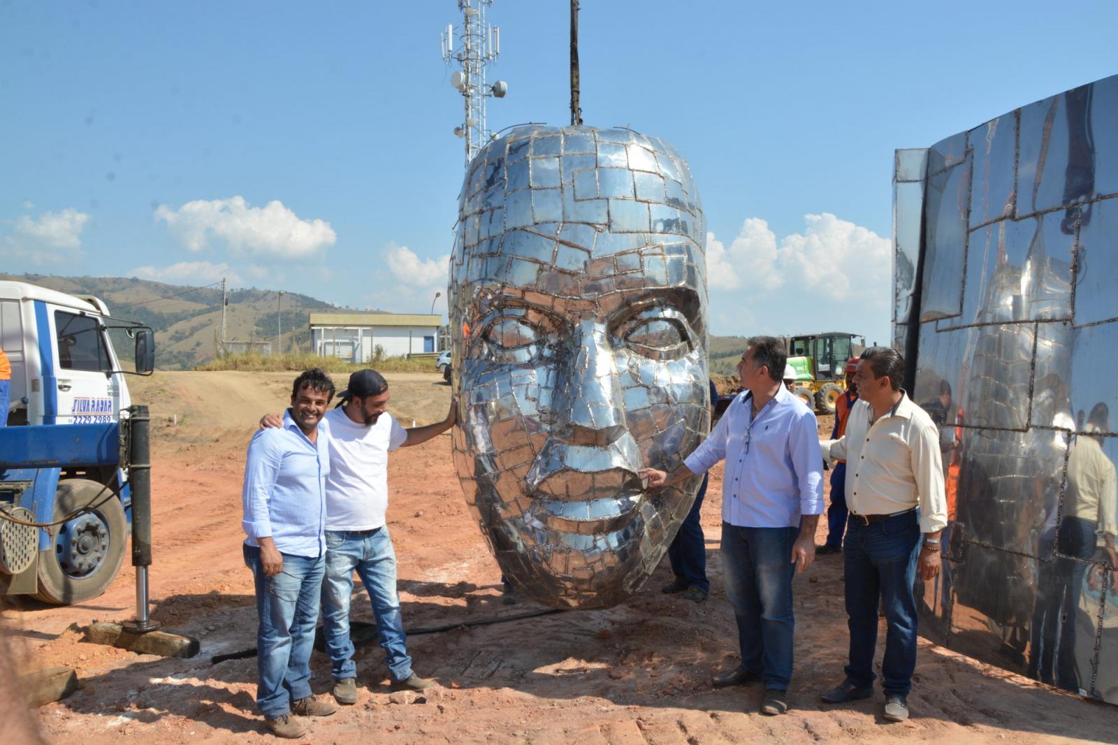 Imagem de Gilmar Pinna e amigos visitando a instalação da estátua em Aparecida
