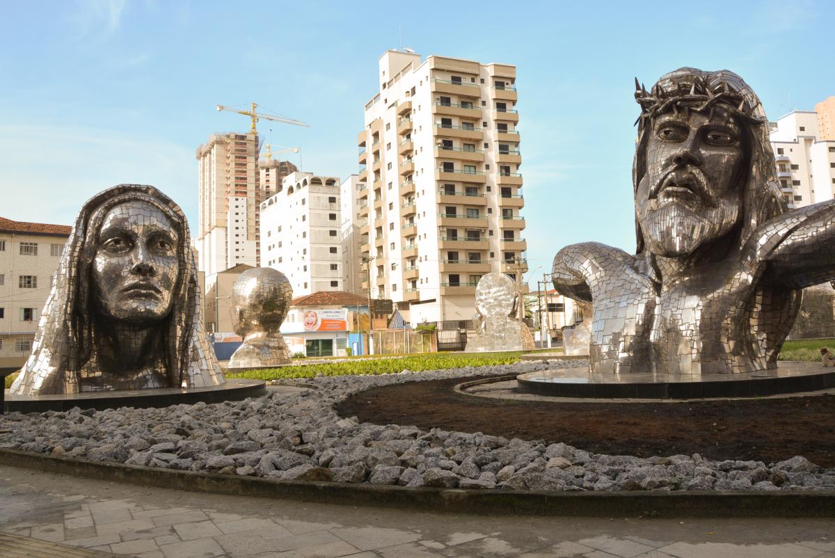 Imagem mostra esculturas de Gilmar Pinna na Praça da Paz, na Praia Grande