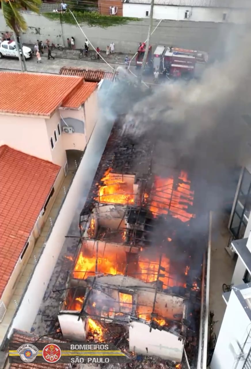 Imagem aérea de casa pegando fogo
