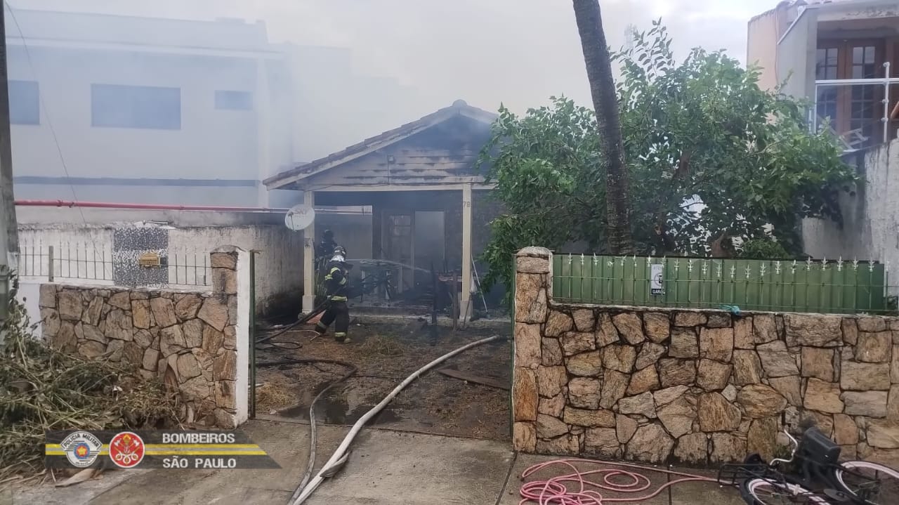 Casa completamente destruídas pelas chamas