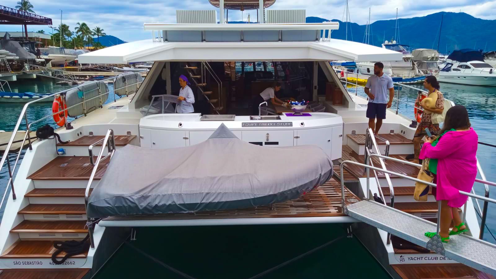 Catamarã de 94 pés que é disponibilizado para eventos sociais e corporativoe em Ilhabela