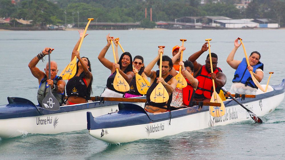 Representantes de agências de eventos durante atividades em canoa haviana do Paddle Club Ilhabela